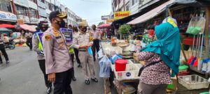 Kapolres Lubuklinggau Blusukan Sampai Ke Pasar Bagi Masker Ke Masyarakat
