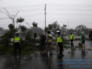 Tak Kenal Lelah  Meskipun Hujan Deras Polantas Linggau-Damkar ,Warga Bersihkan Runtuhan Pohon Tumbang