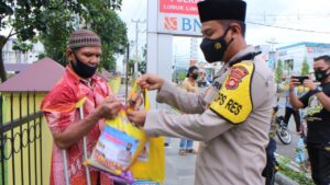Kapolres Lubuklinggau Bagikan 50 Paket Sembako,60 hand sanitizer & 1000 Masker untuk Masyarakat Kurang Mampu