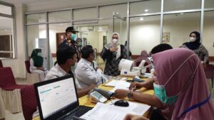 Dinkes bersama Wakil Ketua Komisi IX DPR RI Tinjau Skrining Vaksinasi Tenaga Medis di RS AR Bunda Lubuklinggau