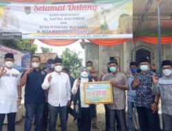 Bupati Mura dan Ketua TP PKK Mura Berikan Bantuan di Masjid Nurul Iman Desa Tanah Periuk