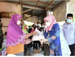 Bupati Serahkan Langsung Bantuan Sembako melalui E-Warung