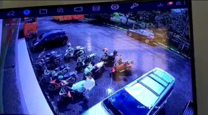Aksi Pencurian Sepeda Motor di Lapangan Parkir Dinas Pendidikan Mura Terekam CCTV