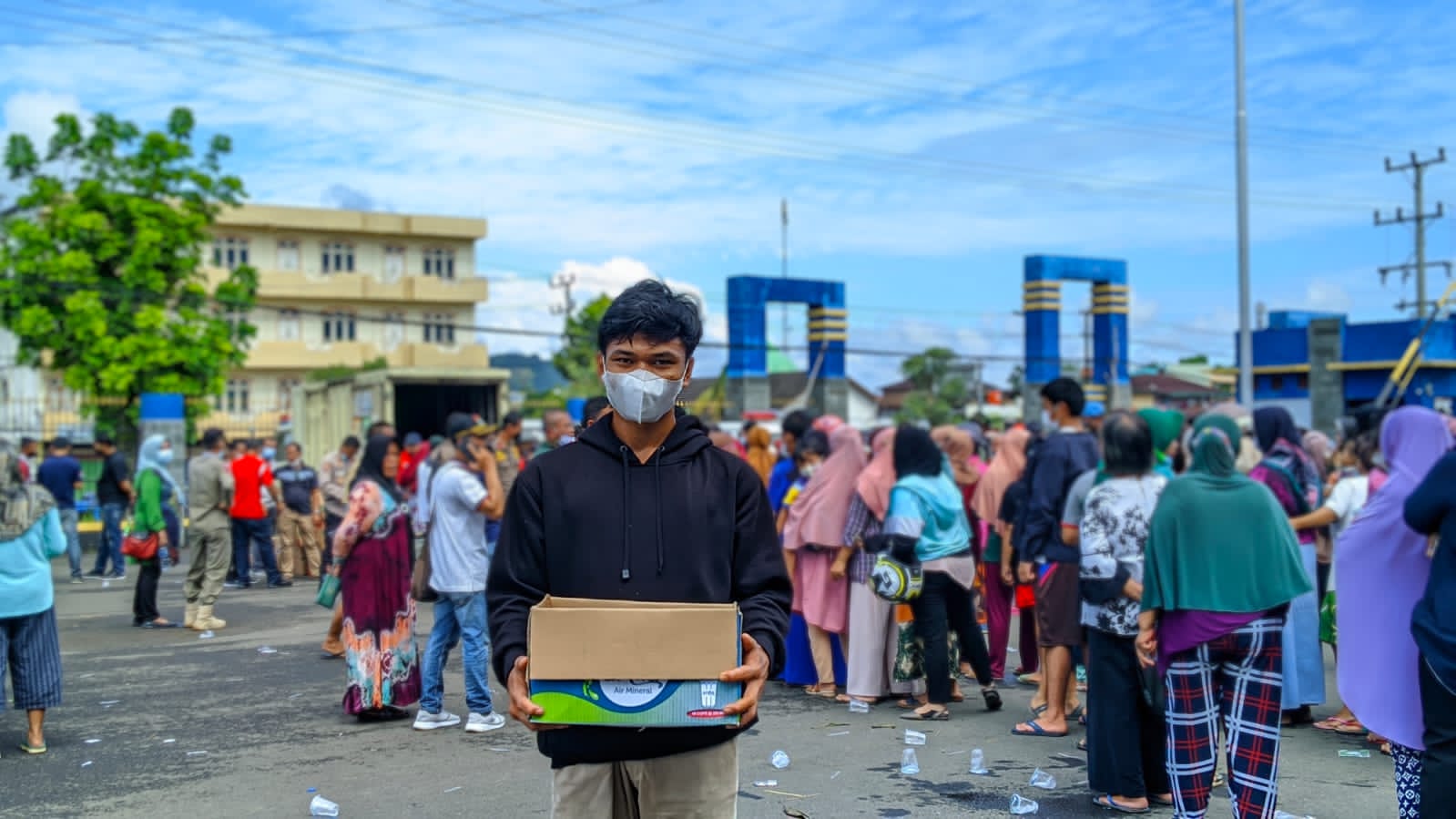 Relawan SMW Beri Minum Kepada Masyarakat Yang Antri Minyak Goreng Di Gor Megang