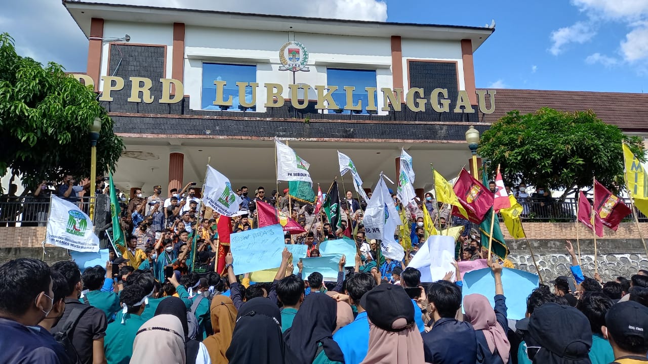 Massa Geruduk Kantor DPRD Lubuklinggau, Minta Tolak Kebijakan Presiden 3 Periode