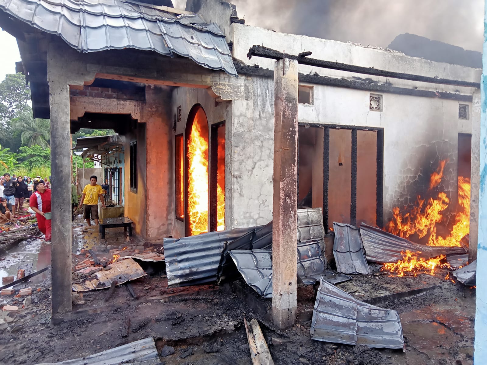 Diduga Korsleting Listrik, 2 Rumah Hangus Terbakar