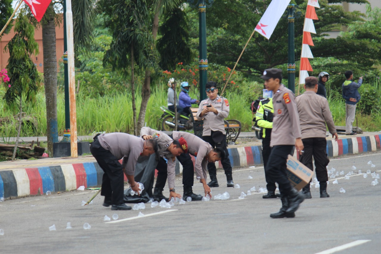 Polres Musi Rawas Bergotong Royong Bersihkan Seputar Agropolitan Center Mura