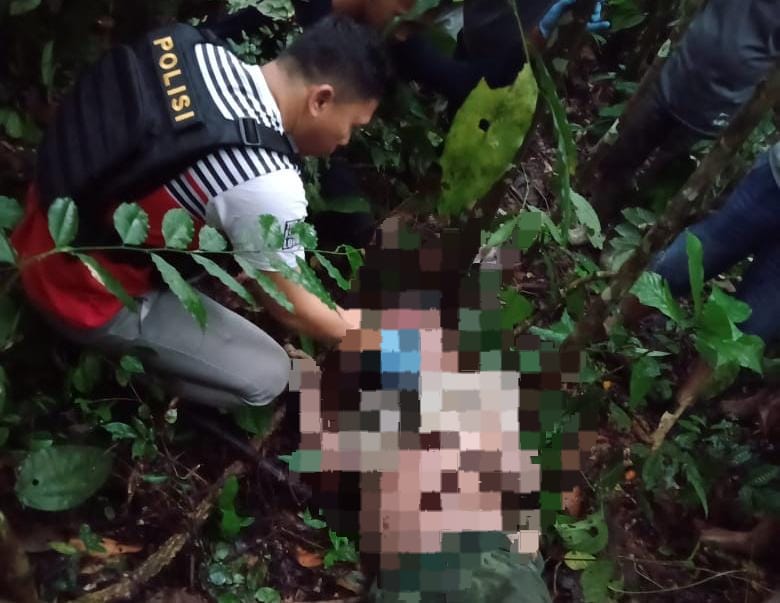 Polisi Gerak Cepat Saat Dapat Informasi Warga Temukan Mayat Di Dalam Kebun Karet
