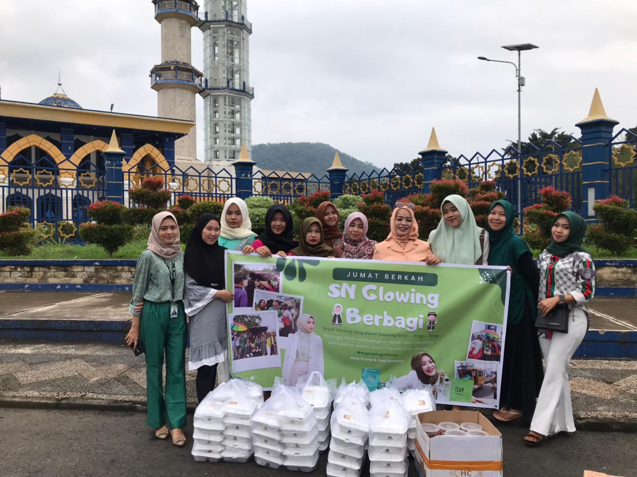 Sambut Ramadhan Jum’at Berkah SN Glowing Tebar 100 Kotak Nasi dan Kurma