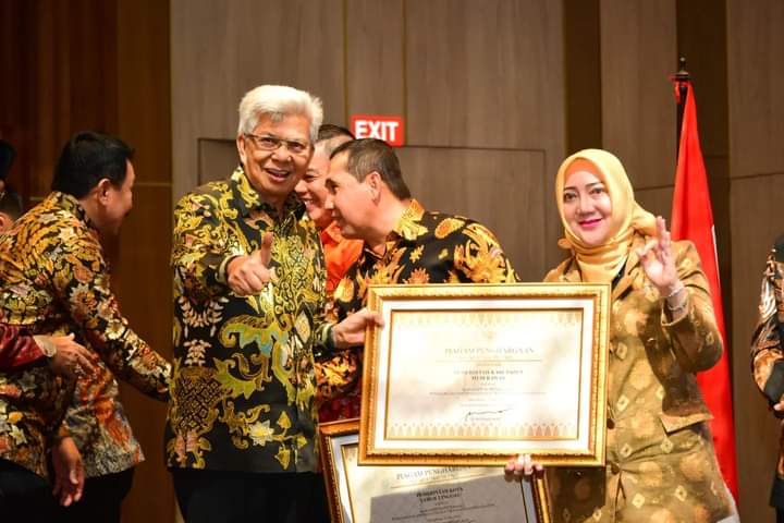 Bupati Mura Mendapatkan Anugerah Paritrana Award 2022 Dari BPJS Ketenagakerjaan