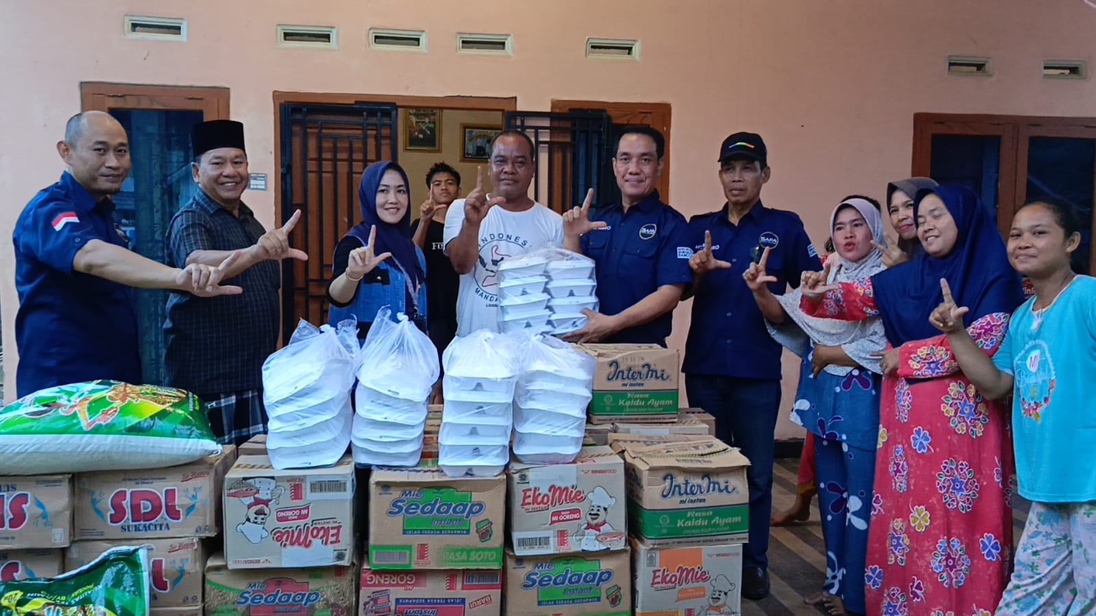 H. Fauzi Amro Turun Langsung Kelokasi Banjir Beri Bantuan Ribuan Paket Mie Instan, Nasi Kotak Dan Air Mineral