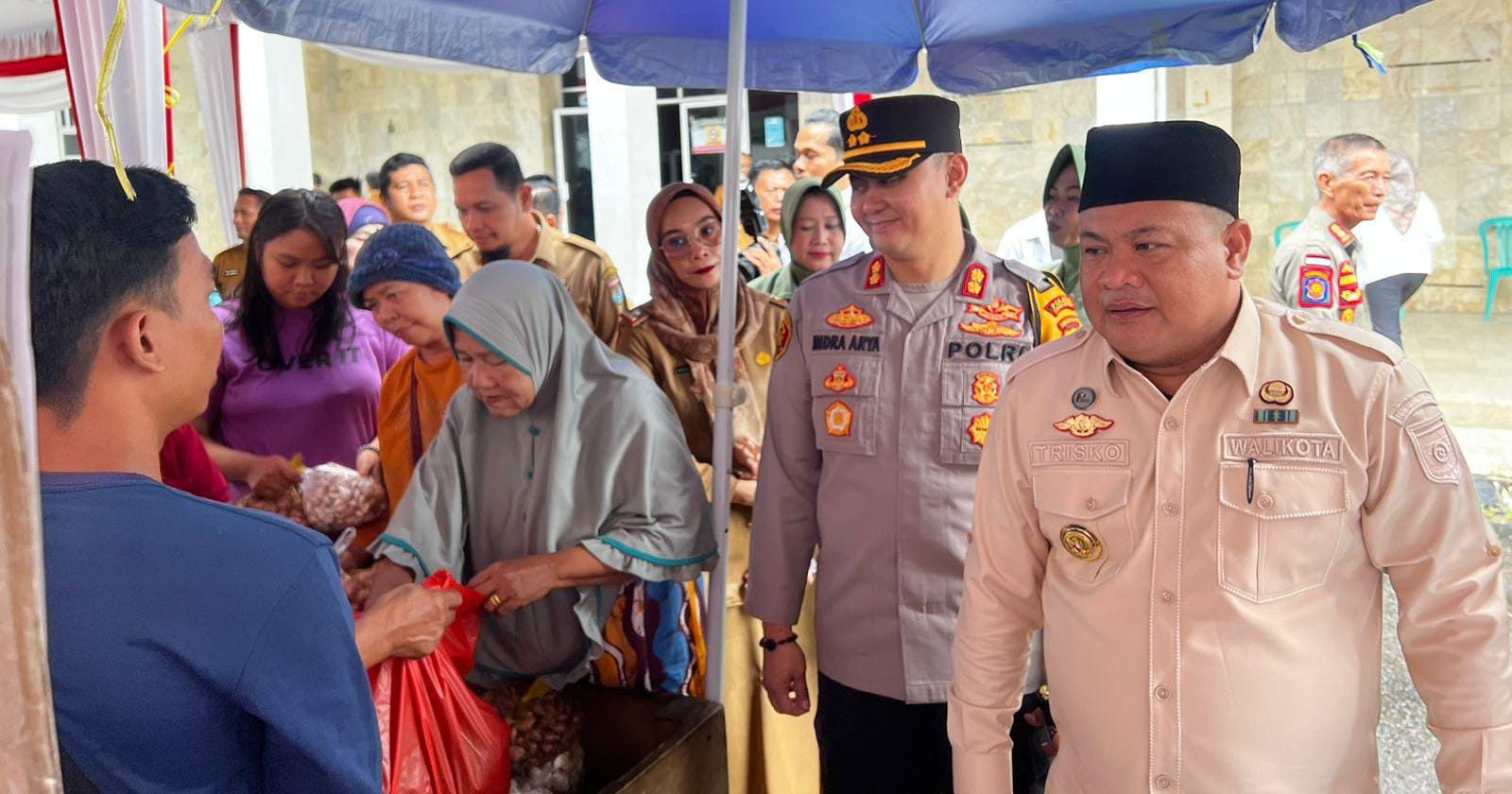 Pj Walikota Bersama Kapolres Lubuklinggau Lakukan Pengecekan Pasar Murah