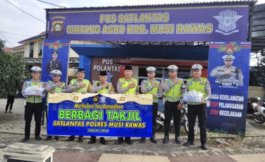Satlantas Polres Musi Rawas Berbagi Takjil Ke Pengendara di Bulan Ramadhan
