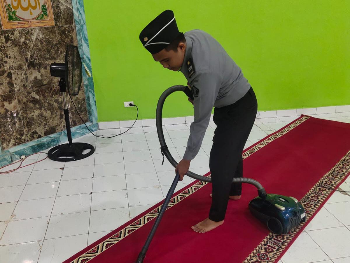 Menjaga Kekhusyukan Beribadah di bulan Ramadhan, Petugas dan WBP lalukan Pembersihan Masjid Lapas
