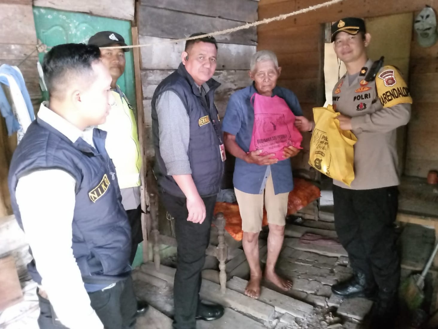 Kapolres dan Wakapolres Musi Rawas Turun Langsung ke Rumah Warga Kurang Mampu Berikan Bansos, Pak Kapolres Terima Kasih
