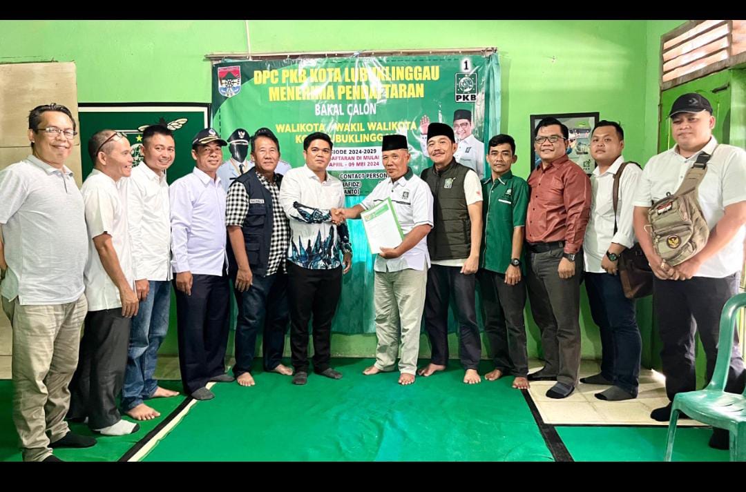 Rachmat Hidayat, M.ikom Orang Pertama Yang Ambil Formulir Pendaftaran Bacalon Walikota Lubuklinggau dari Partai PKB.