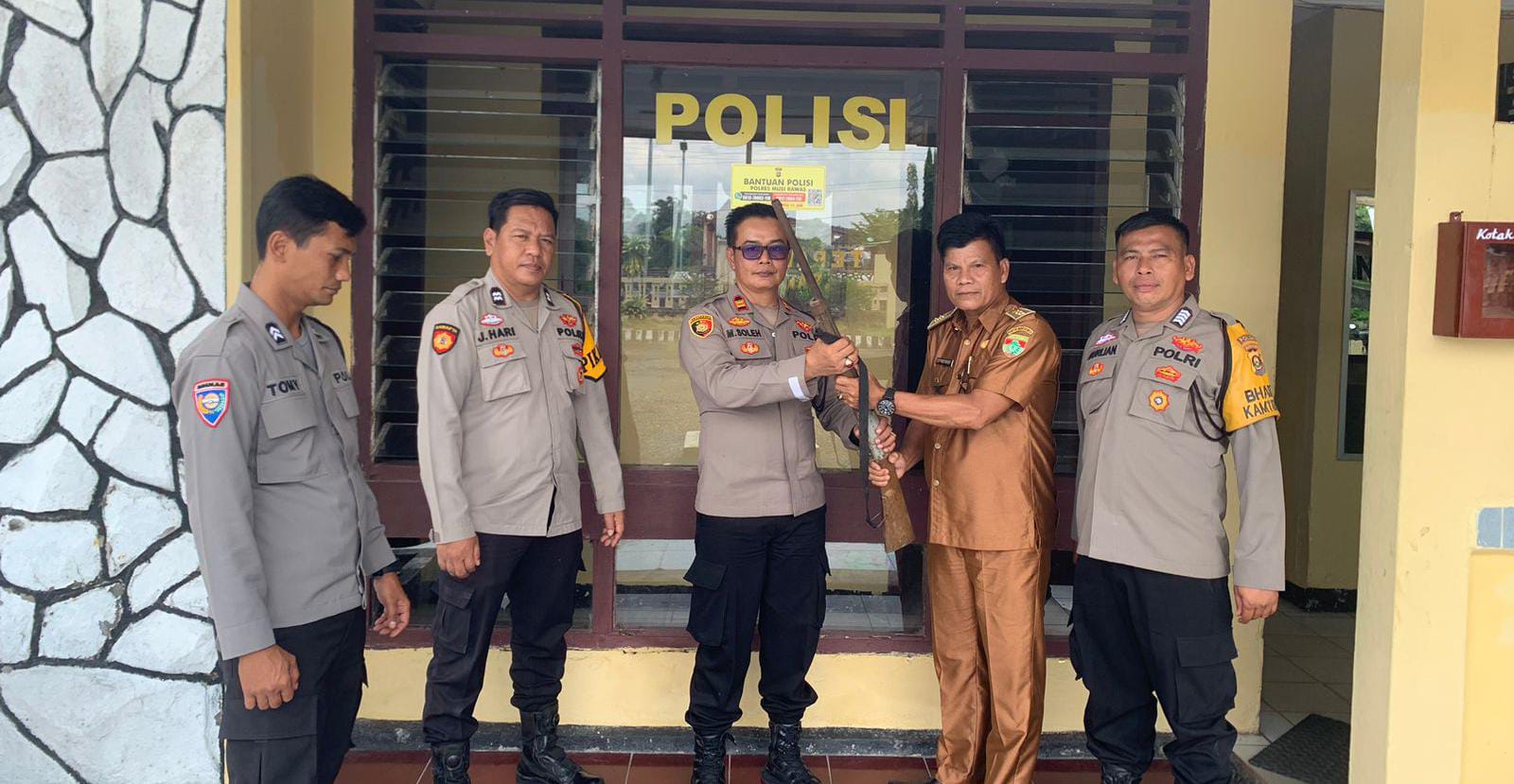Taat Hukum, Polsek Terawas Polres Musi Rawas Terima Penyerahan Senpira dari Warga