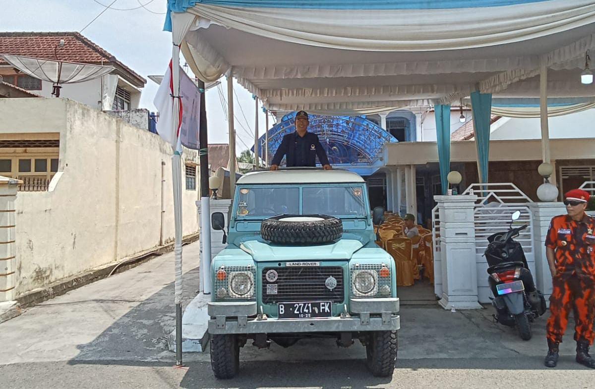 Land Rover Klasik Kembali Beraksi, Antar YOK-Rustam Mendaftar ke KPU Lubuk Linggau
