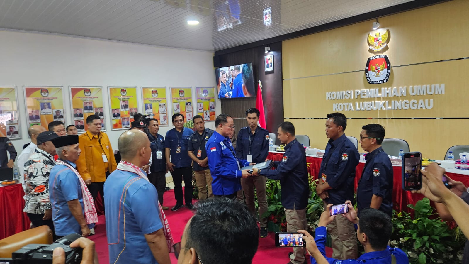 Selesai Shalat Berjamaah, Ribuan Massa Antusias Antar H. Rachmat Hidayat dan H. Rustam Effendi Daftar ke KPU