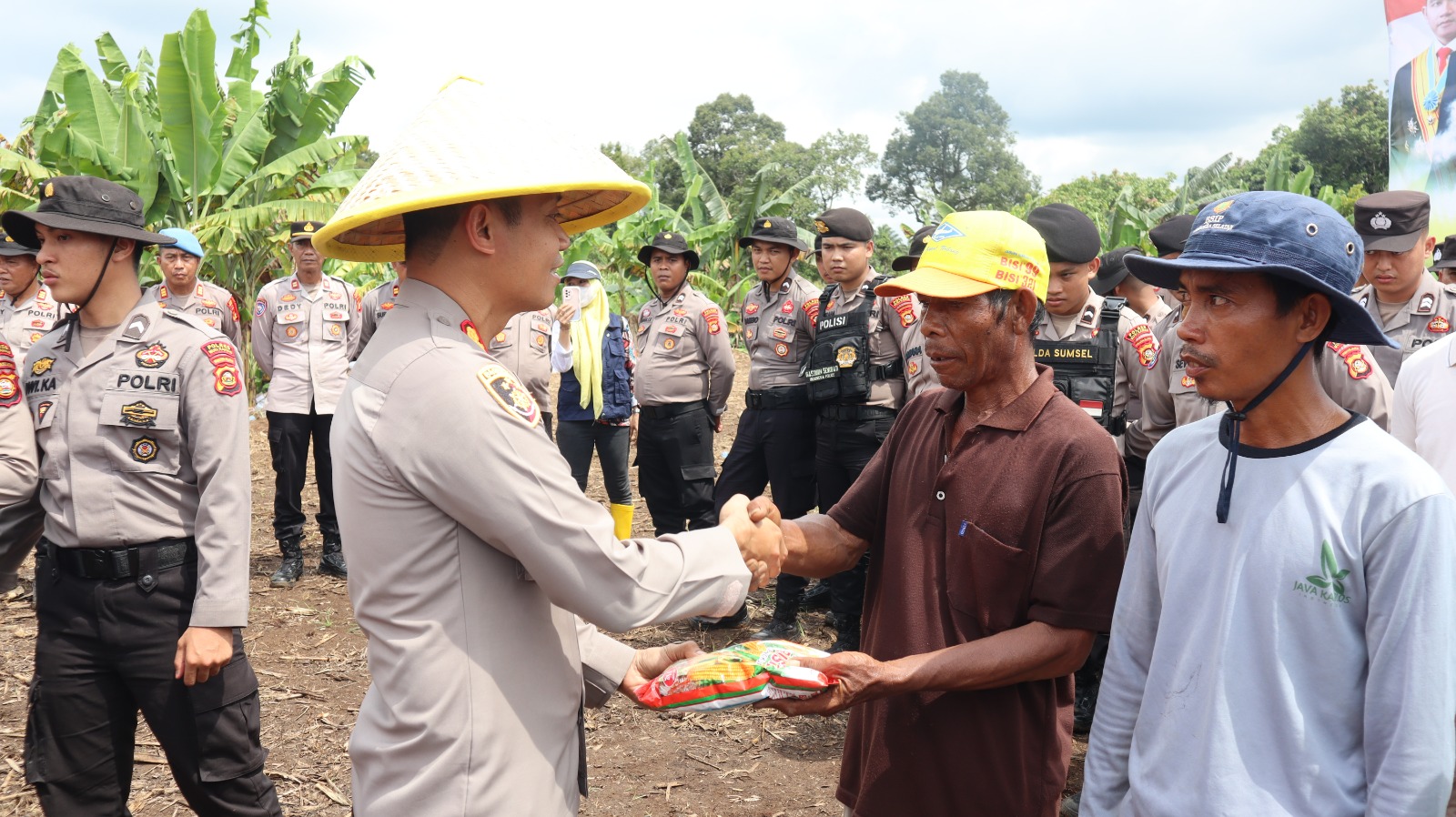 Sukseskan Ketahanan Pangan Nasional, Polres Musi Rawas Bersama Stakeholders Terkait Tanam dan Berikan Bibit Jagung