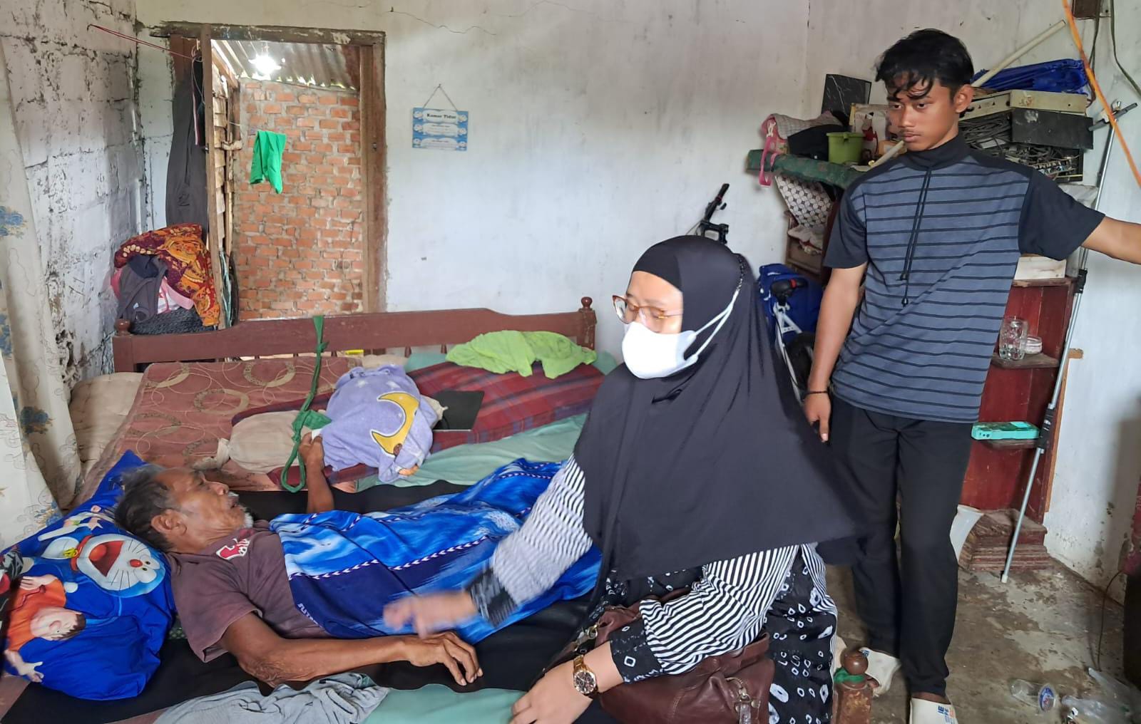 Turun Langsung ke Lapangan, Ecie Lasarie Ajak Pak Sajak Sis untuk Berobat
