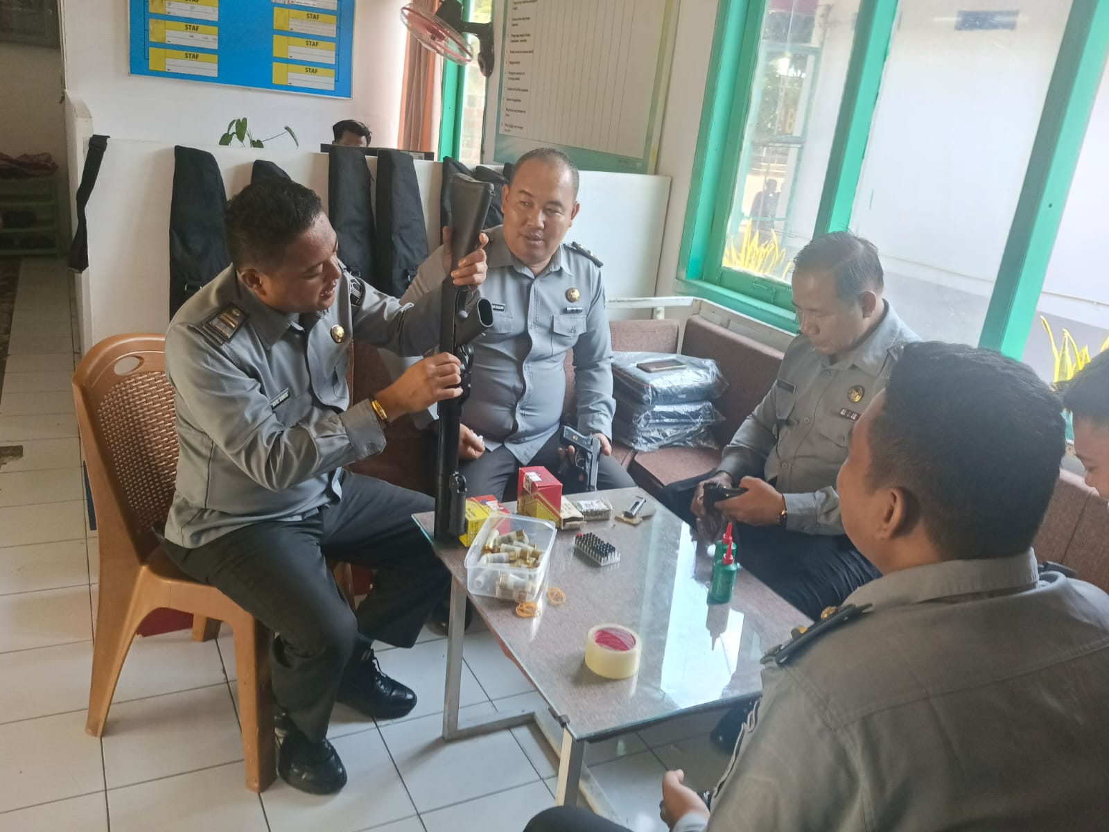 Lapas Narkotika Kelas IIA Muara Beliti Lakukan Perawatan dan Pengecekan Senjata Api Demi Tingkatkan Kesiapsiagaan