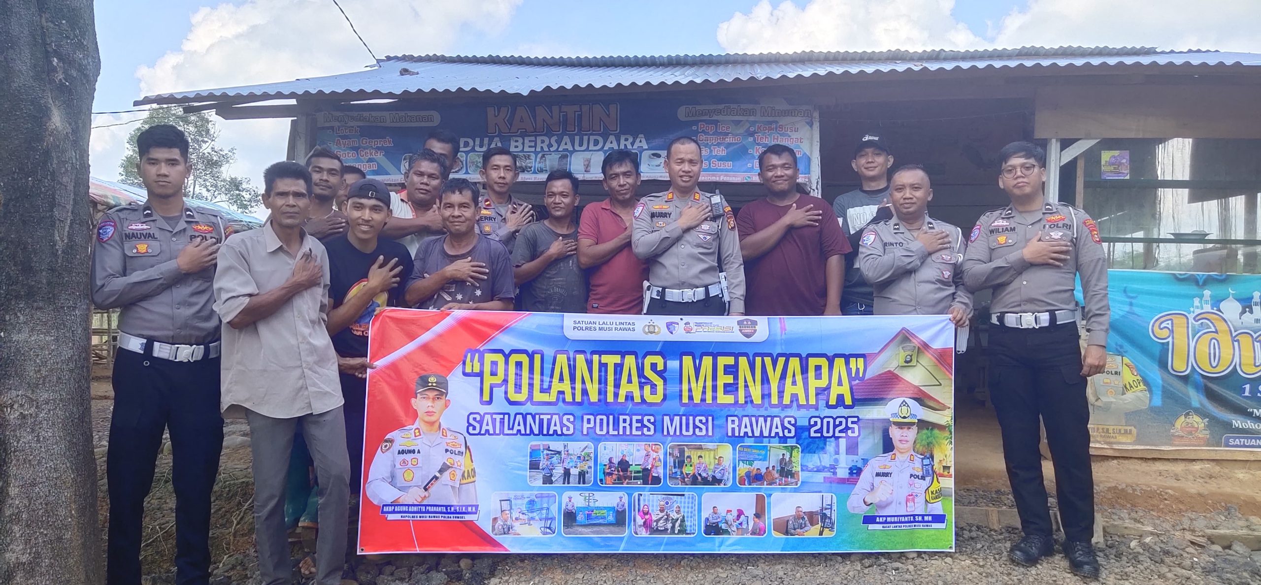 Duduk Santai Sambil “Ngopi” di Kantin, Kasat Lantas Polres Musi Rawas Terapkan “Polantas Menyapa” Bersama Komunitas Sopir Truk