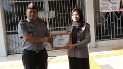Kalapas Narkotika Kelas IIA Muara Beliti Beri Penghargaan kepada Pegawai Mahayu Putri Nauly atas Keberhasilannya Gagalkan Penyelundupan Handphone