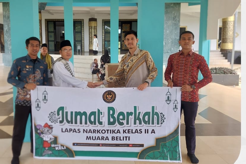 Wujud Kepedulian, Lapas Narkotika Muara Beliti Adakan Jumat Berkah di Masjid Agung