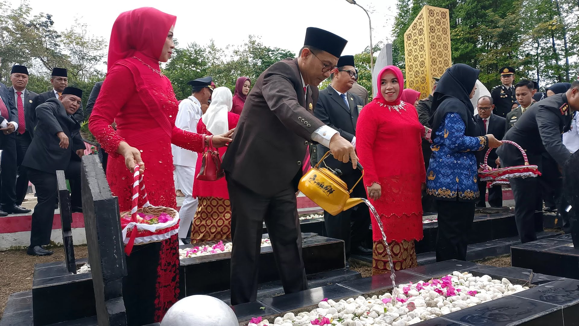 Ketua DPRD Muratara Devi Arianto dan Istri Ziarah ke Makam Pahlawan Surulangun, Ajak Generasi Muda Teladani Semangat Kemerdekaan