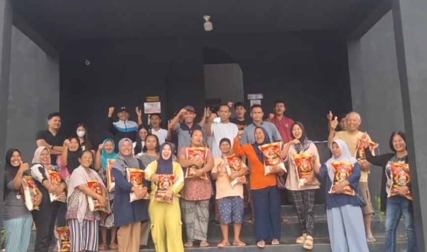 Sentuhan Kepedulian Cafe QQ, Ratusan Warga Linggau Utara I Terima Bantuan Sembako