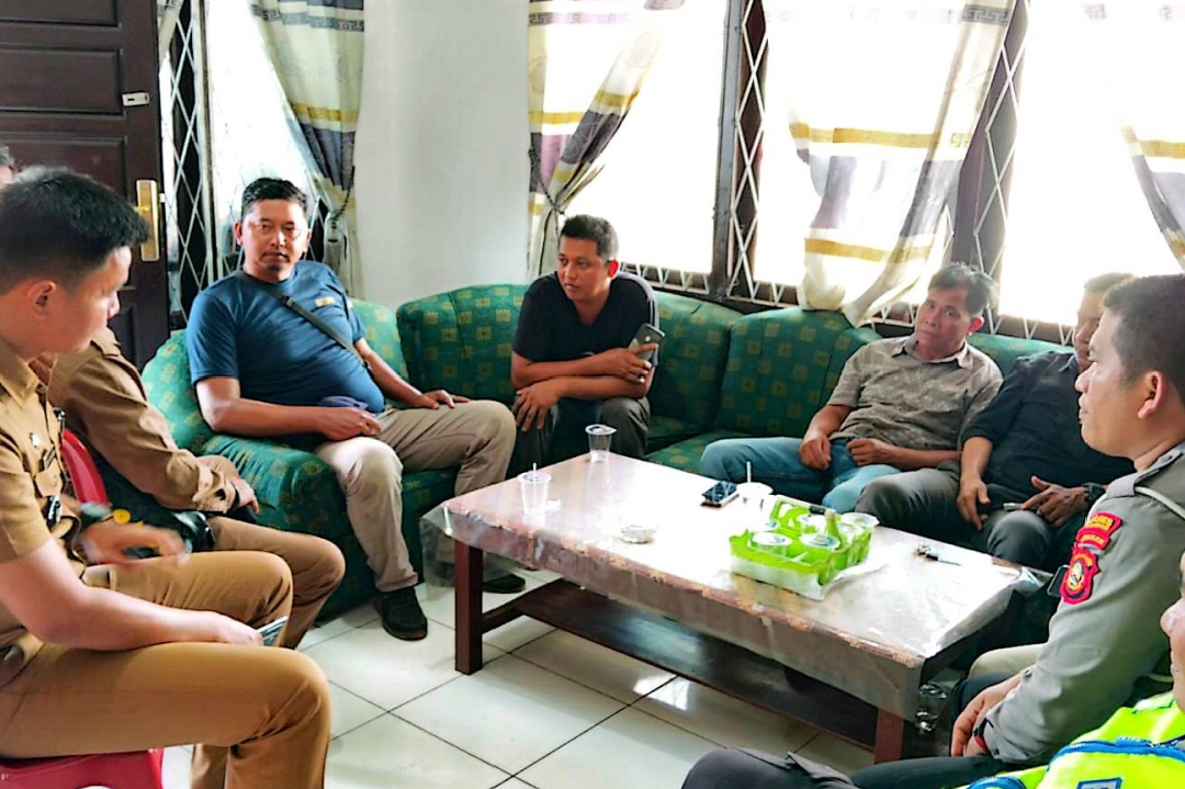 Gapura Kenanga II Roboh Tersenggol Truk ODOL, Sopir Siap Bertanggung Jawab Perbaiki