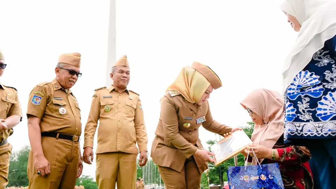 Apel Pagi Pemkab Musi Rawas, Bupati Ratna Machmud Serahkan Bingkisan untuk ASN Purna Tugas